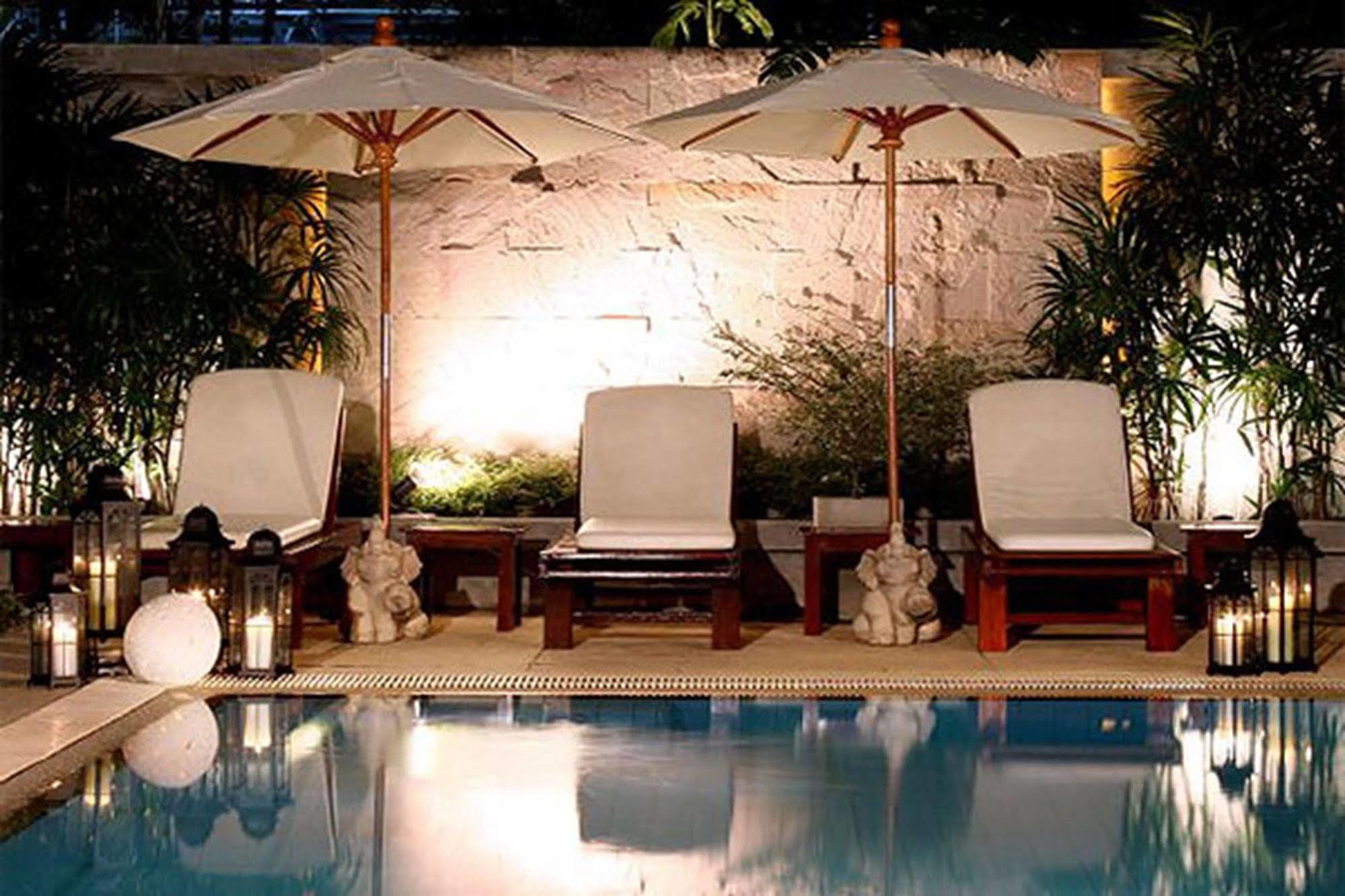 St. James Hotel Bangkok Buitenkant foto